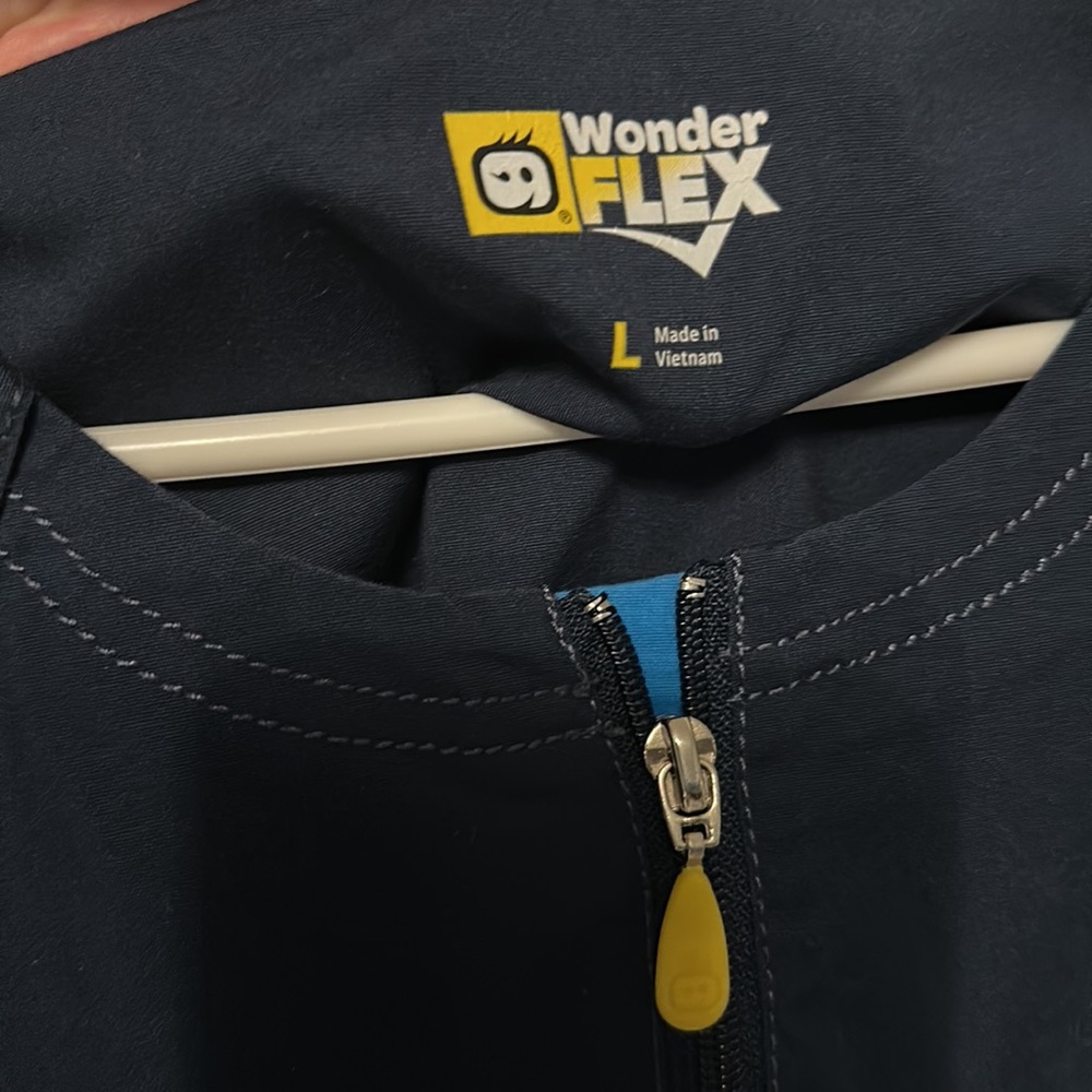 Wonder wink flex scrub top in navy with short zipper at the neck, size L - Picture 4 of 11